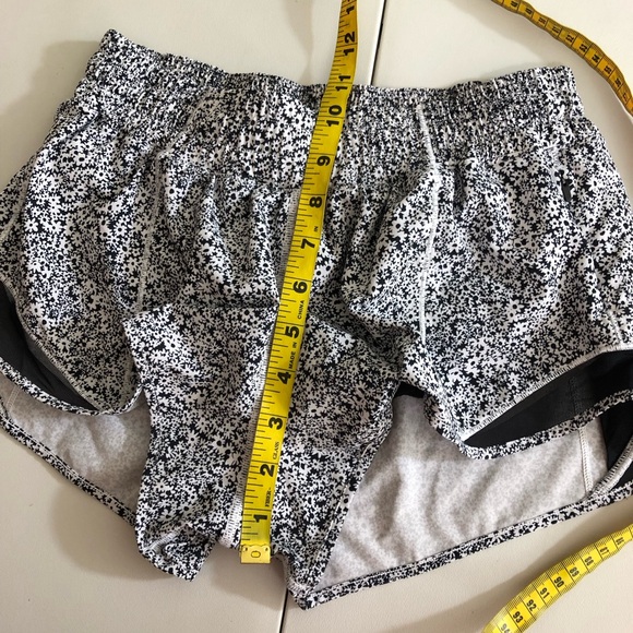 Lululemon Hotty Hot Short II *2.5" Ditsy Daisy White Black size 6 - Picture 10 of 12